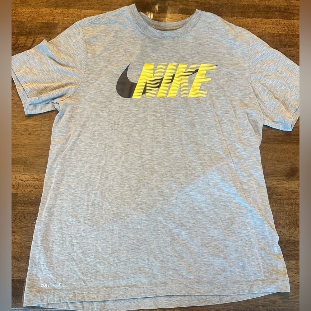 Nike short sleeve t-shirt
